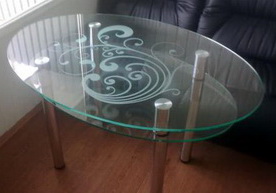 Овальный стеклянный стол